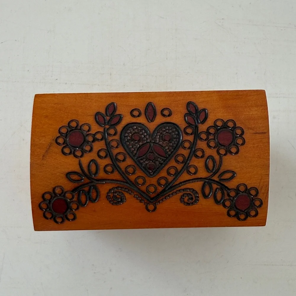 Vintage Wooden Trinket Box Polish Folk Art Handcarved Hearts - Made in Poland - Picture 2 of 11